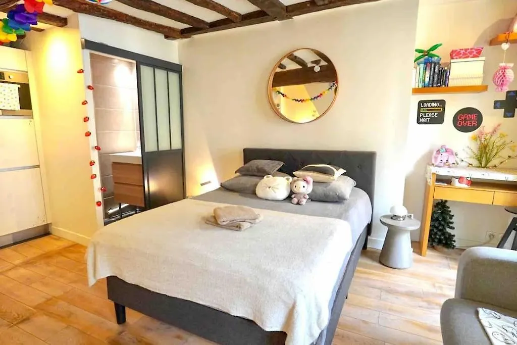 Modern Designed Apartment@ Beaubourg 아파트 파리
