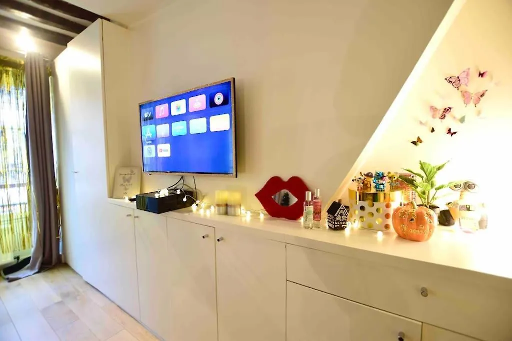 Modern Designed Apartment@ Beaubourg 아파트 파리