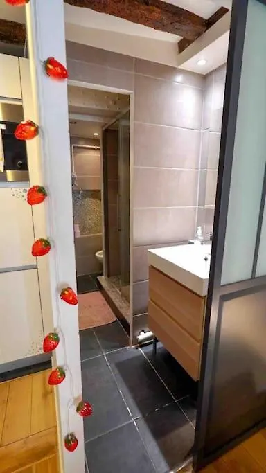 Modern Designed Apartment@ Beaubourg 아파트 *