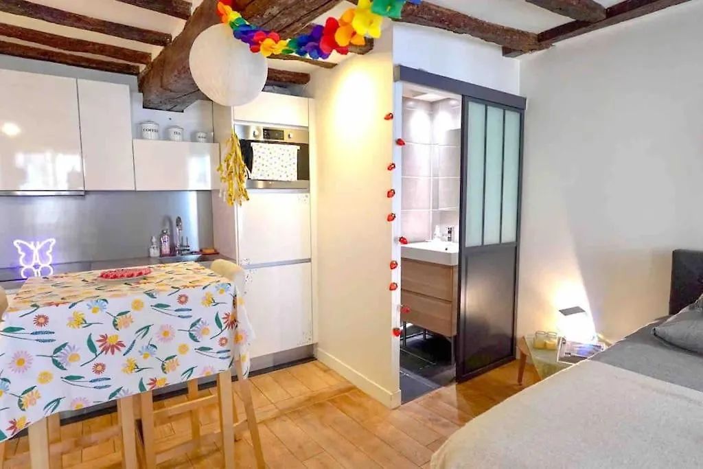 Modern Designed Apartment@ Beaubourg 아파트 *